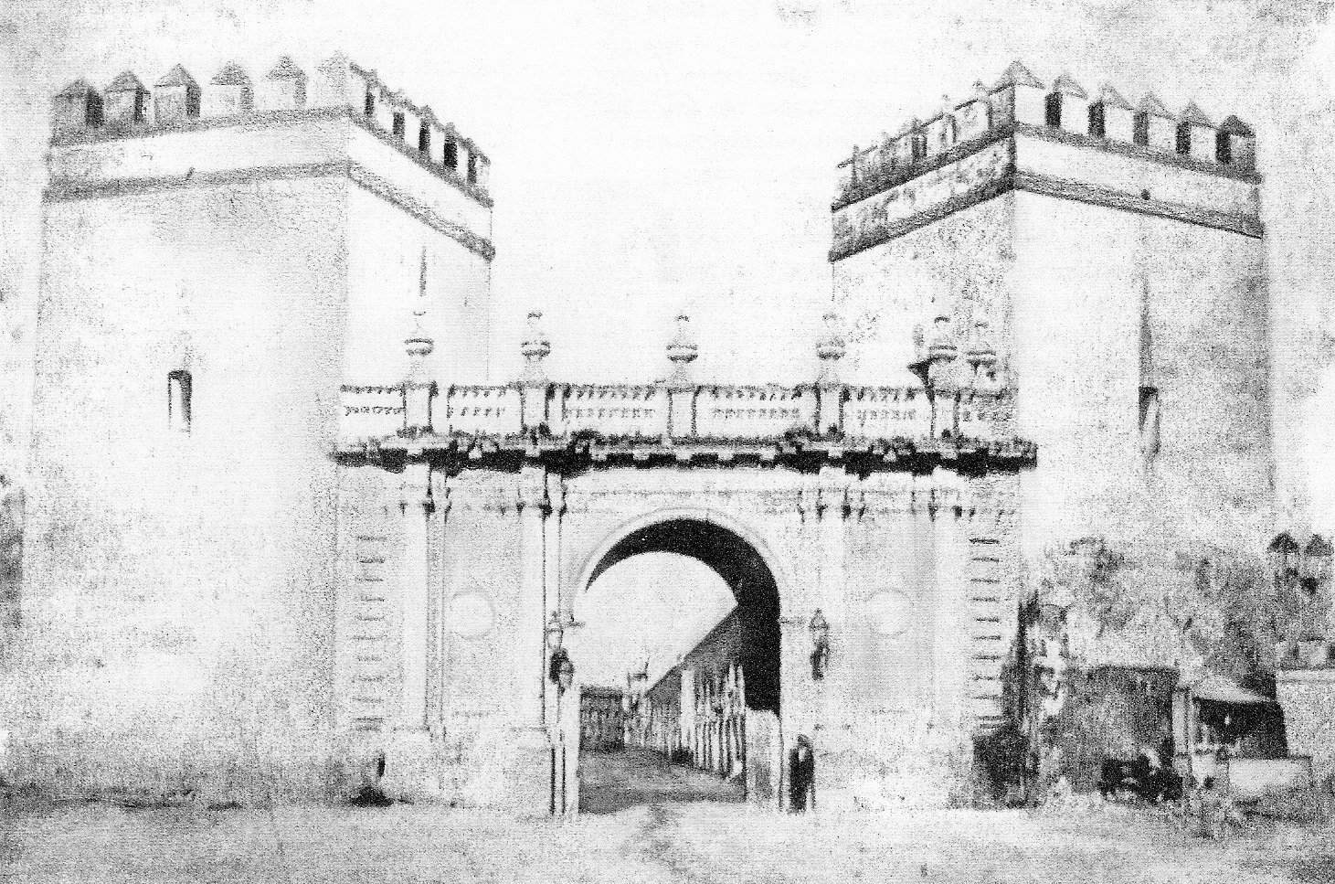 PUERTA NUEVA - Imagen de la Puerta de San Fernando hacia 1868, poco antes de su derribo. En: Suárez Garmendía, J.M. (1989).