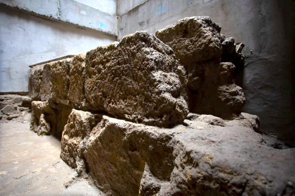 LA MURALLA: la muralla romana bajo la Plaza San&nbsp;Francisco