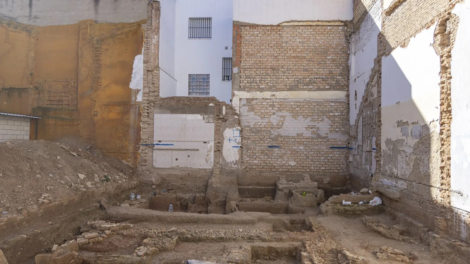 Aspecto que ofrece el solar de la calle Santa María tras la excavación arqueológica. / Antonio Pizarro